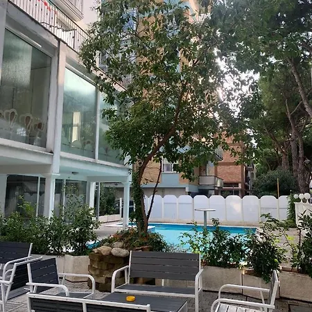 Royal Plaza מלון