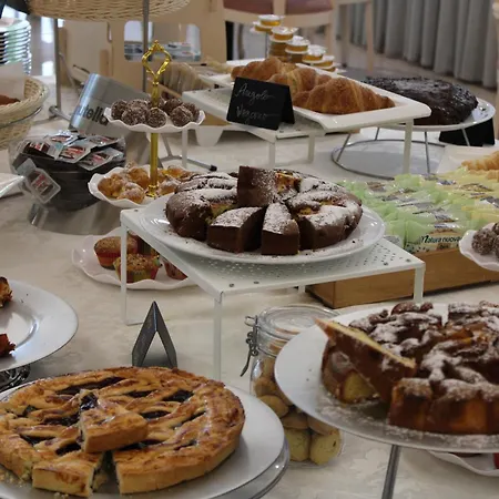 Отель Royal Plaza 4*
